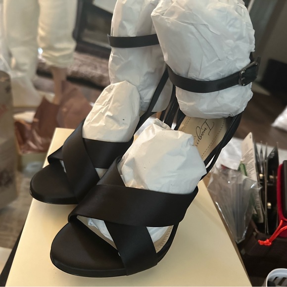 NWT - VINCE CAMUTO BLACK DELUXE SATIN STYLE IM-DAIRREN - Picture 6 of 8